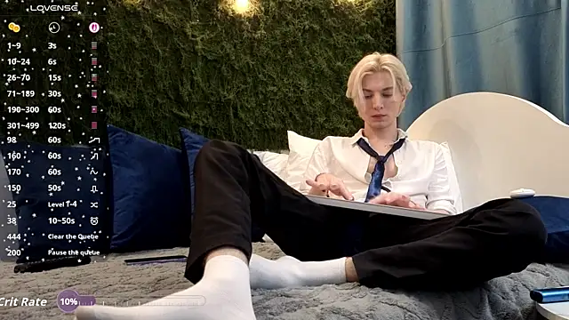 Snapshot of fiachand chatting on 11.30.25 fiachand online show from 11.30.25