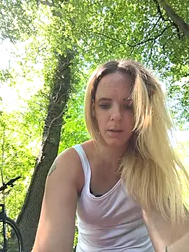 Snapshot of SexyMilf_37 chatting on 05.29.26 SexyMilf 37 online show from 05.29.26