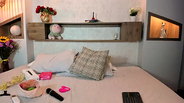 Emilly Beaumont online show from 11.26.25