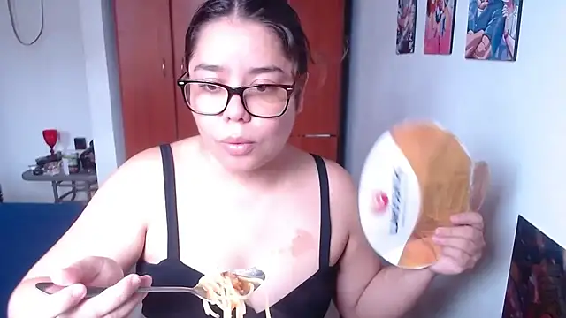 Snapshot of saenz_eymi chatting on 11.25.25 saenz eymi online show from 11.25.25