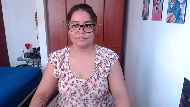 Snapshot of saenz_eymi chatting on 11.30.25 saenz eymi online show from 11.30.25