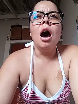 Snapshot of saenz_eymi chatting on 12.17.25 saenz eymi online show from 12.17.25