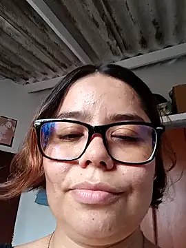 Snapshot of saenz_eymi chatting on 12.18.25 saenz eymi online show from 12.18.25