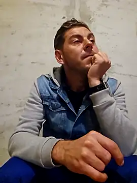 Snapshot of Alex-andru88 chatting on 10.21.25 Alex-andru88 online show from 10.21.25