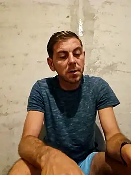 Snapshot of Alex-andru88 chatting on 10.28.25 Alex-andru88 online show from 10.28.25