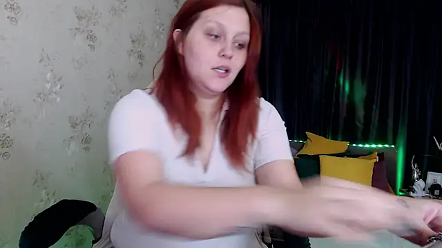 Snapshot of Alisawoods_ chatting on 10.18.25 Alisawoods online show from 10.18.25