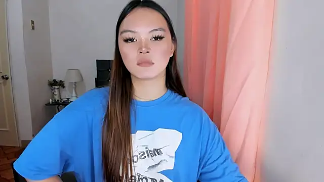 Snapshot of ameliamaureen chatting on 11.17.25 ameliamaureen online show from 11.17.25