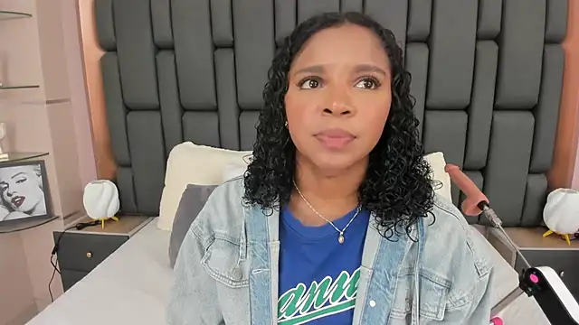 Snapshot of LisaMendez chatting on 10.24.25 LisaMendez online show from 10.24.25