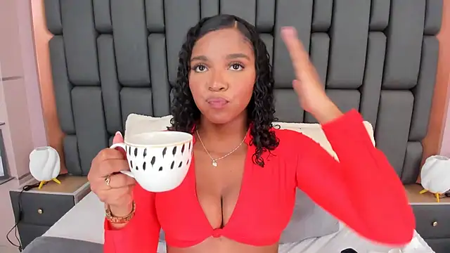 Snapshot of LisaMendez chatting on 10.31.25 LisaMendez online show from 10.31.25