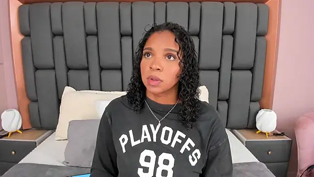 Snapshot of LisaMendez chatting on 11.05.25 LisaMendez online show from 11.05.25