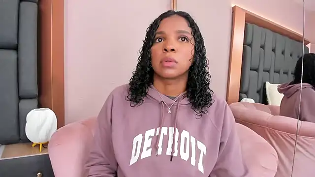 Snapshot of LisaMendez chatting on 11.06.25 LisaMendez online show from 11.06.25