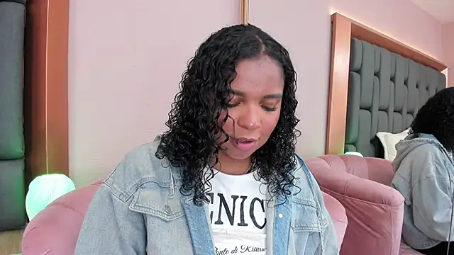 Snapshot of LisaMendez chatting on 11.11.25 LisaMendez online show from 11.11.25