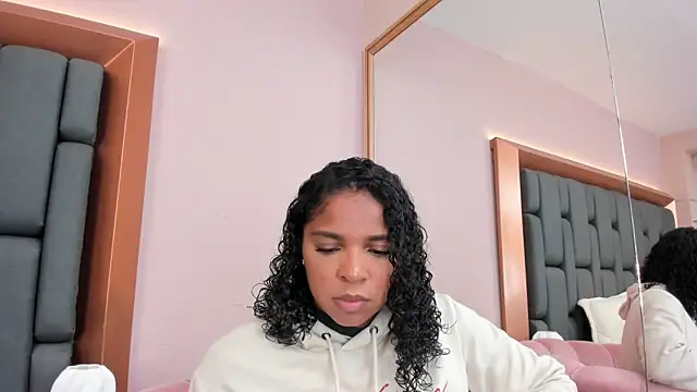 Snapshot of LisaMendez chatting on 11.15.25 LisaMendez online show from 11.15.25