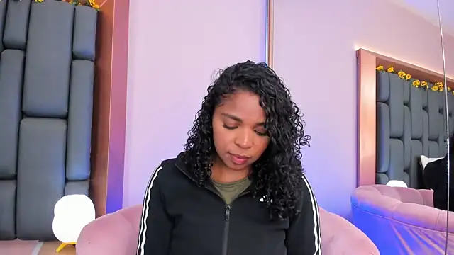 Snapshot of LisaMendez chatting on 11.19.25 LisaMendez online show from 11.19.25