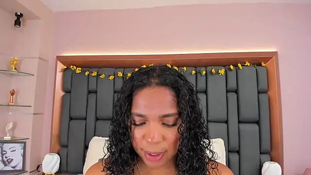 Snapshot of LisaMendez chatting on 11.20.25 LisaMendez online show from 11.20.25