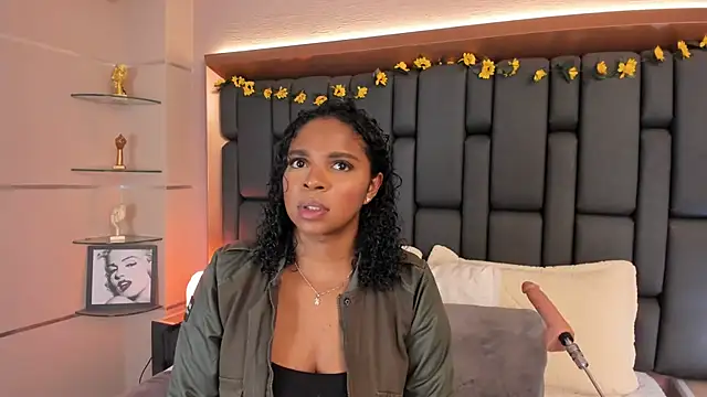 Snapshot of LisaMendez chatting on 11.20.25 LisaMendez online show from 11.20.25