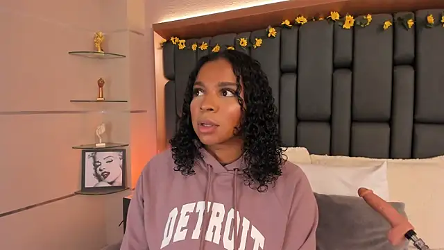 Snapshot of LisaMendez chatting on 11.21.25 LisaMendez online show from 11.21.25