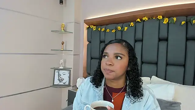 Snapshot of LisaMendez chatting on 11.23.25 LisaMendez online show from 11.23.25