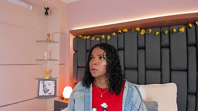 Snapshot of LisaMendez chatting on 11.27.25 LisaMendez online show from 11.27.25