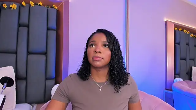 Snapshot of LisaMendez chatting on 11.28.25 LisaMendez online show from 11.28.25