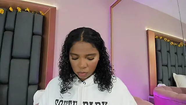 Snapshot of LisaMendez chatting on 11.30.25 LisaMendez online show from 11.30.25