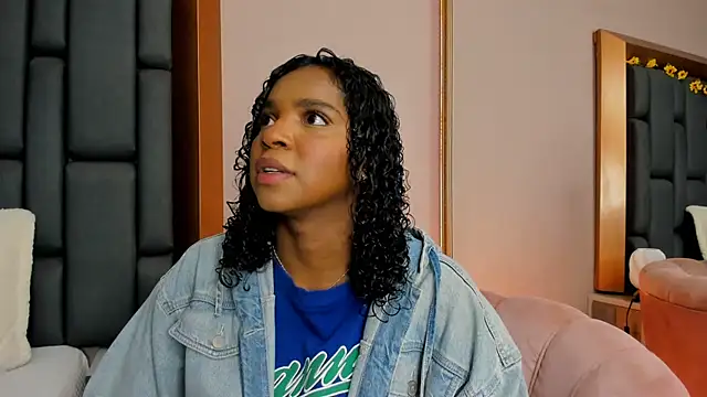 Snapshot of LisaMendez chatting on 12.01.25 LisaMendez online show from 12.01.25