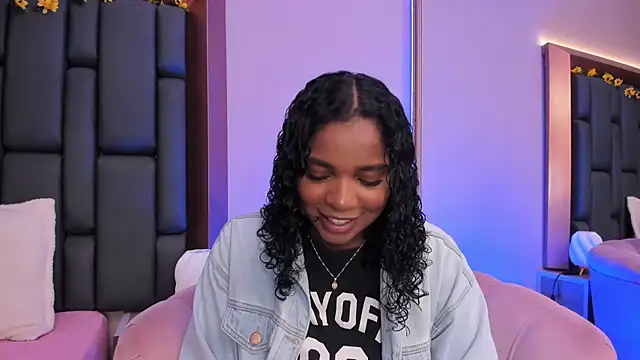 Snapshot of LisaMendez chatting on 12.02.25 LisaMendez online show from 12.02.25