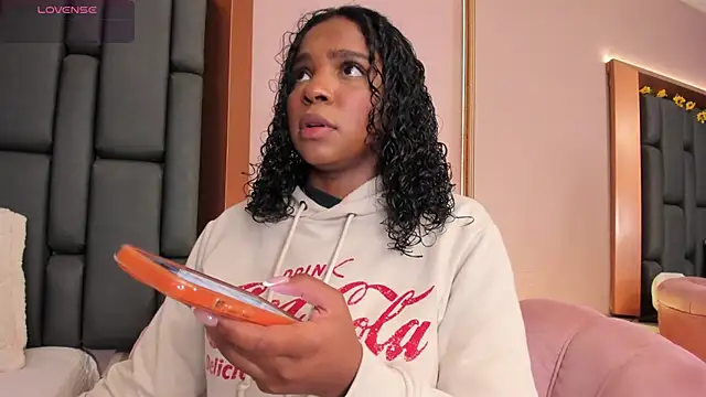 Snapshot of LisaMendez chatting on 12.03.25 LisaMendez online show from 12.03.25