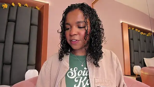 Snapshot of LisaMendez chatting on 12.04.25 LisaMendez online show from 12.04.25