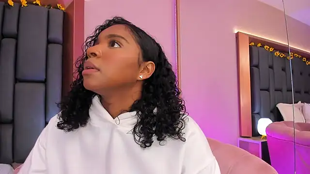 Snapshot of LisaMendez chatting on 12.14.25 LisaMendez online show from 12.14.25