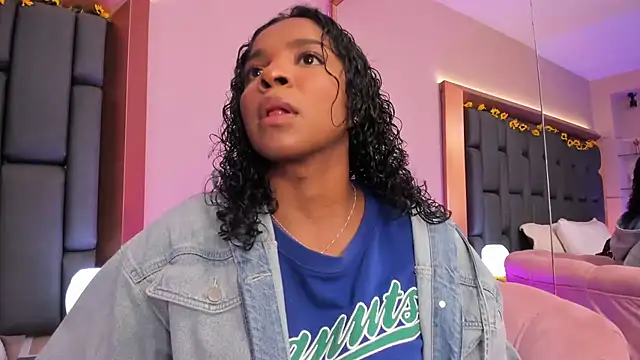 Snapshot of LisaMendez chatting on 12.16.25 LisaMendez online show from 12.16.25