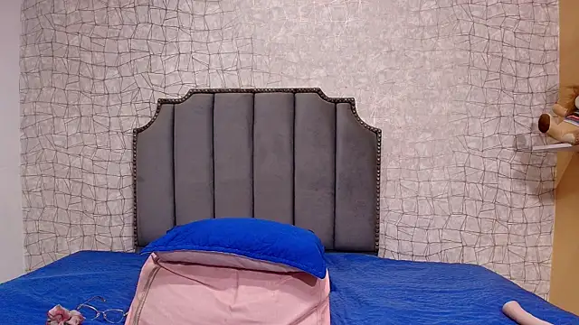 chloe leroy  online show from 09.19.25