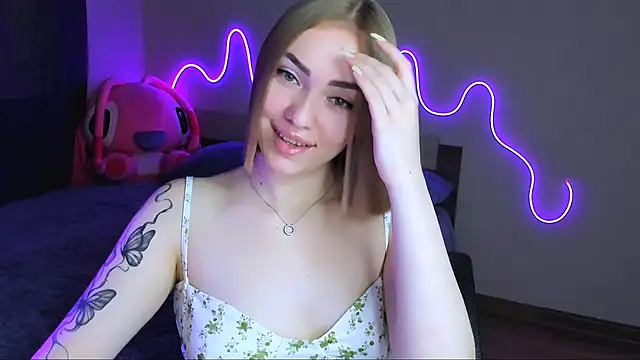 Snapshot of LaraKrein_lk chatting on 10.14.25 LaraKrein lk online show from 10.14.25