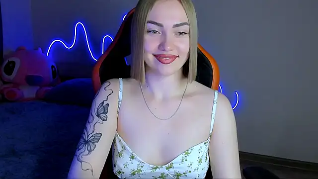 Snapshot of LaraKrein_lk chatting on 10.22.25 LaraKrein lk online show from 10.22.25