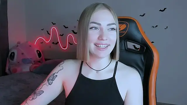 Snapshot of LaraKrein_lk chatting on 10.24.25 LaraKrein lk online show from 10.24.25