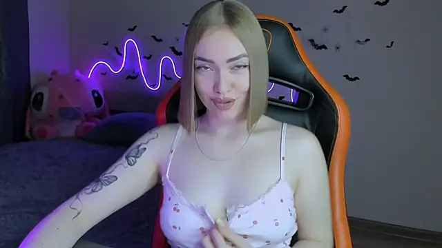 Snapshot of LaraKrein_lk chatting on 10.26.25 LaraKrein lk online show from 10.26.25