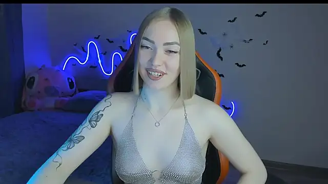 Snapshot of LaraKrein_lk chatting on 10.29.25 LaraKrein lk online show from 10.29.25