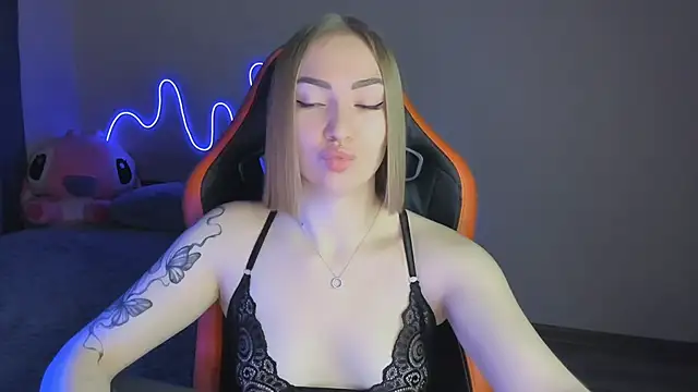 Snapshot of LaraKrein_lk chatting on 11.07.25 LaraKrein lk online show from 11.07.25