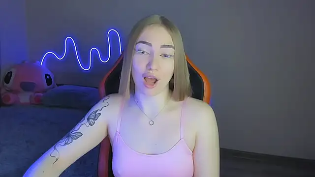 Snapshot of LaraKrein_lk chatting on 11.12.25 LaraKrein lk online show from 11.12.25