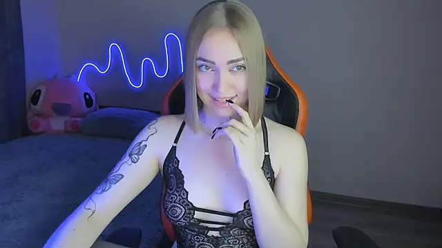 Snapshot of LaraKrein_lk chatting on 11.13.25 LaraKrein lk online show from 11.13.25