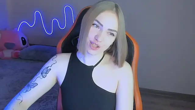 Snapshot of LaraKrein_lk chatting on 11.15.25 LaraKrein lk online show from 11.15.25