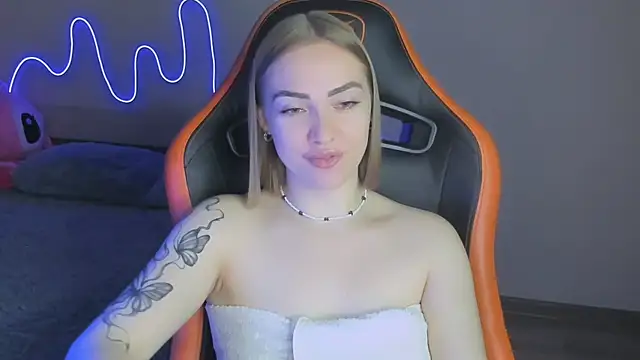 Snapshot of LaraKrein_lk chatting on 11.16.25 LaraKrein lk online show from 11.16.25