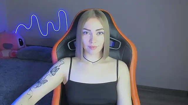 Snapshot of LaraKrein_lk chatting on 11.17.25 LaraKrein lk online show from 11.17.25