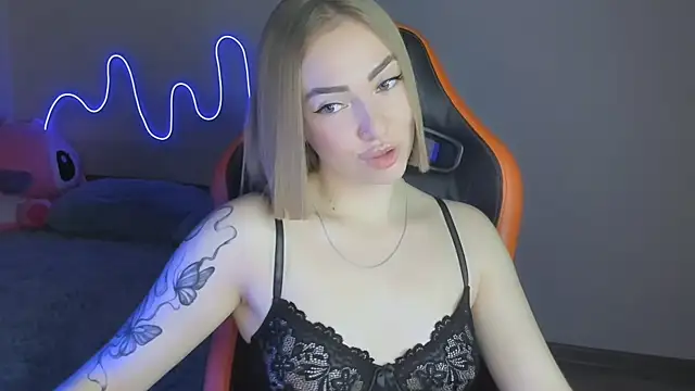 Snapshot of LaraKrein_lk chatting on 11.21.25 LaraKrein lk online show from 11.21.25