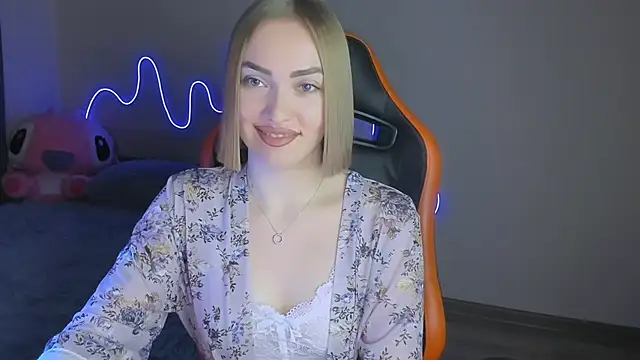 Snapshot of LaraKrein_lk chatting on 11.24.25 LaraKrein lk online show from 11.24.25