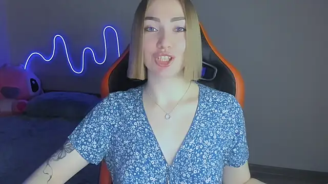 Snapshot of LaraKrein_lk chatting on 11.29.25 LaraKrein lk online show from 11.29.25