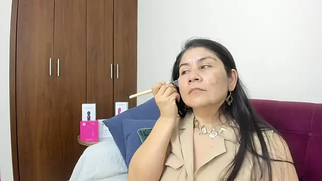 kiraGeiner online show from 12.20.25