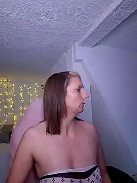 Snapshot of SexyJulia21 chatting on 02.07.25 SexyJulia21 online show from 02.07.25