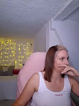 Snapshot of SexyJulia21 chatting on 02.10.25 SexyJulia21 online show from 02.10.25