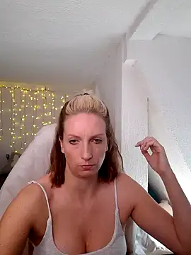 Snapshot of SexyJulia21 chatting on 02.28.25 SexyJulia21 online show from 02.28.25